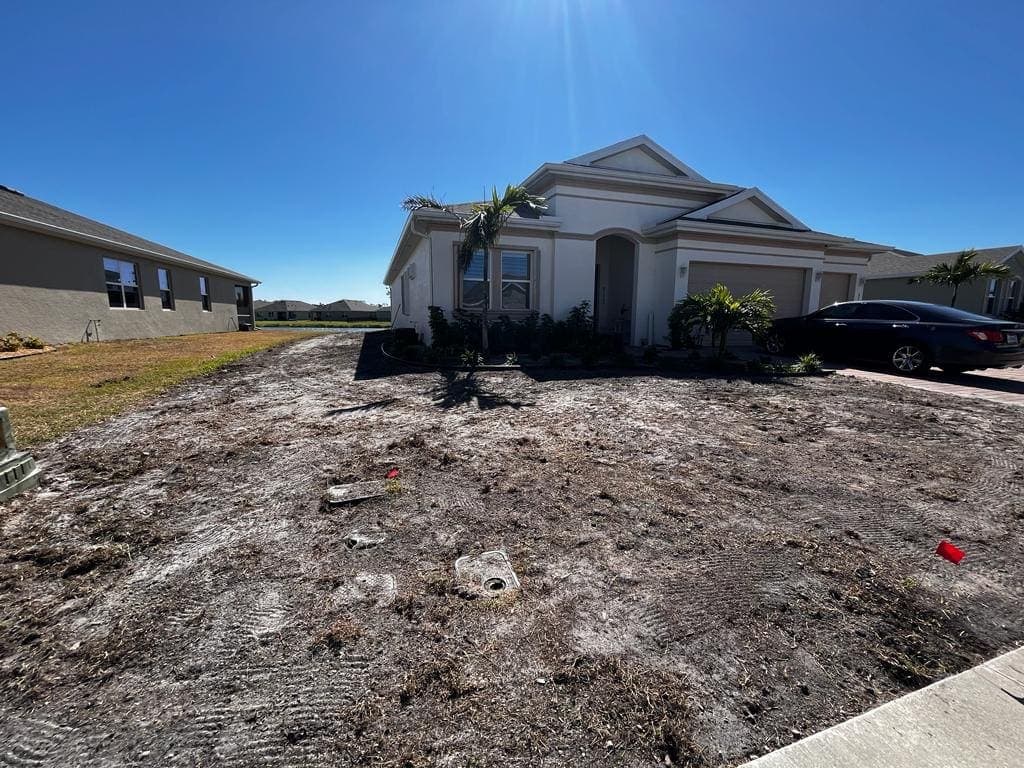 Lote de tierra pelada antes de instalar la grama